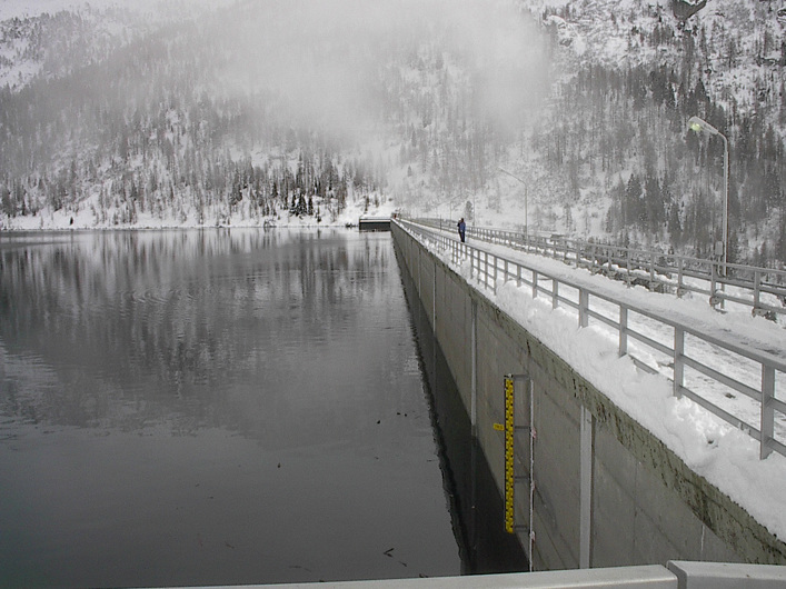 <p>Vista invernale del coronamento dalla sponda destra<br>fonte: Hydro Dolomiti Energia S.r.l.</p>