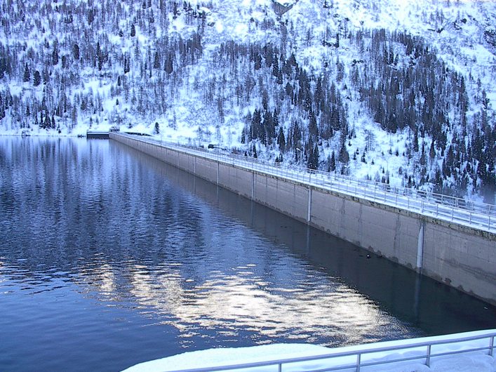 <p>Vista invernale del paramento di monte e coronamento<br>fonte: Hydro Dolomiti Energia S.r.l.</p>