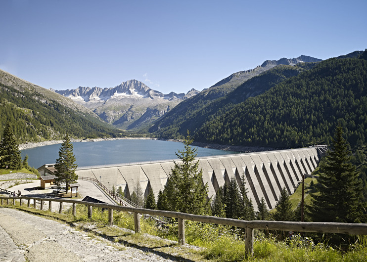 <p>Panoramica diga e lago vista dalla sponda destra<br>fonte: Hydro Dolomiti Energia S.r.l.</p>