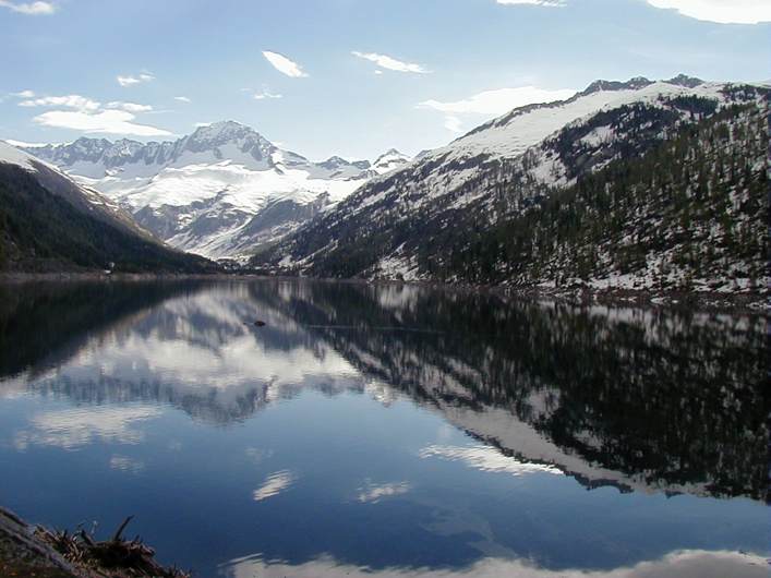 <p>Panoramica lago<br>fonte: Hydro Dolomiti Energia S.r.l.</p>
